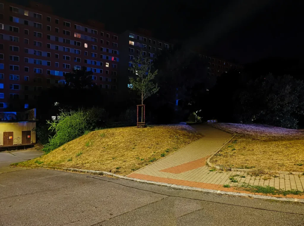 Nový chodník bez pouličního osvětlení vypadá v noci spíš strašidelně.