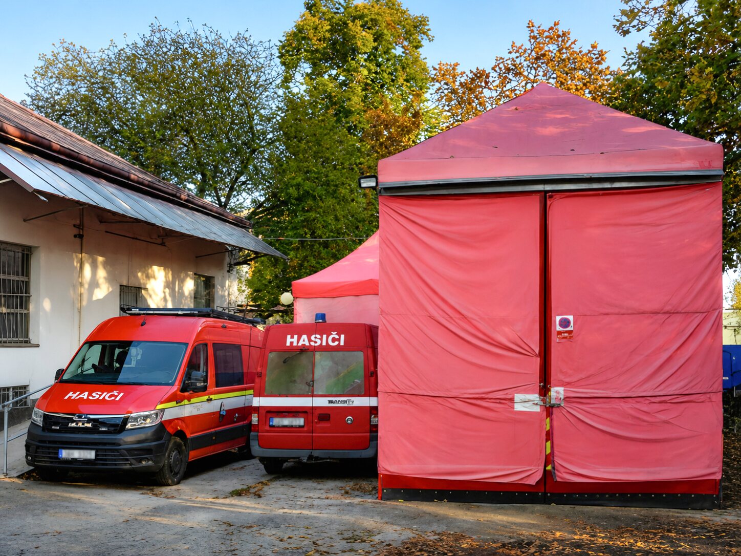 Provizorní stanoviště dobrovolných hasičů Prahy 8 v Psychiatrické nemocnici Bohnice.