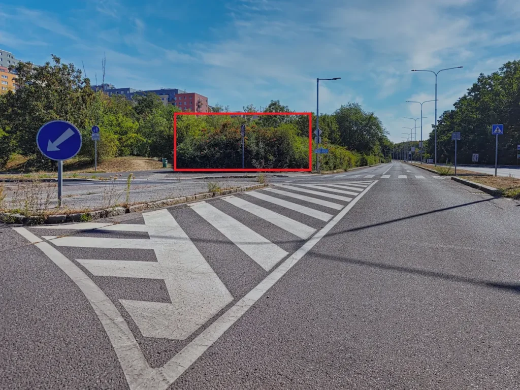 Nebezpečný přechod pro chodce na křižovatce ulic K Pazderkám a Lodžská s označenými keři.